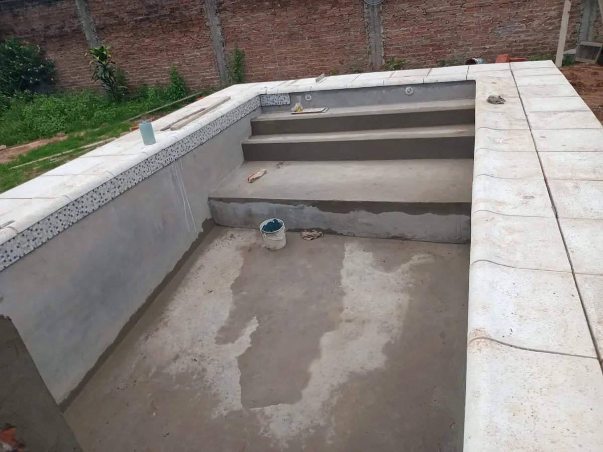 Piscina en construcción con escalones de obra