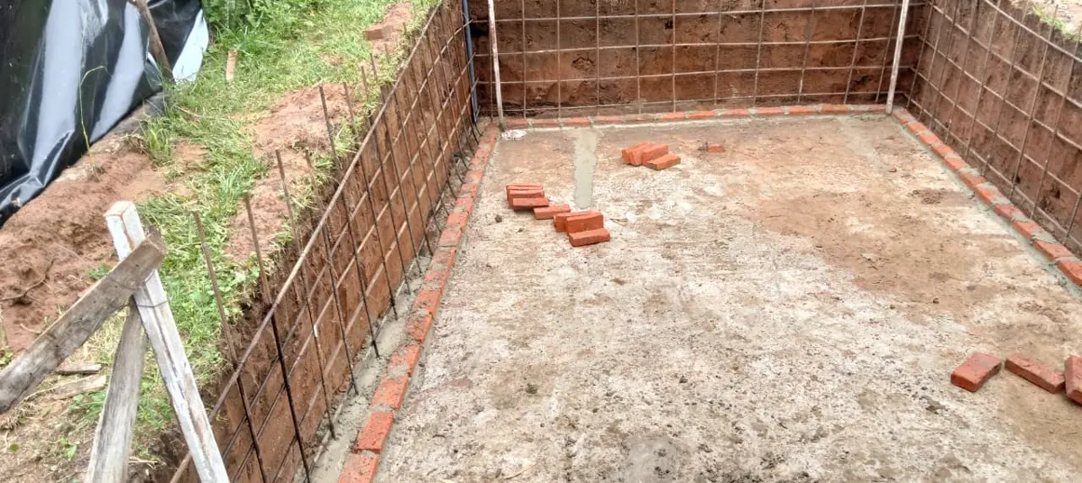 Armadura de hierro colocada en la excavación de una piscina