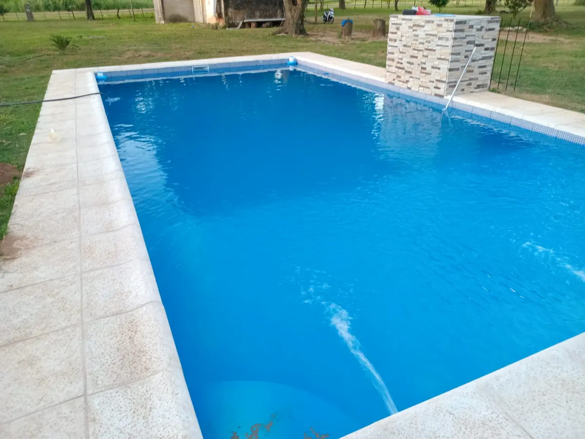 Piscina terminada con bordes claros alrededor