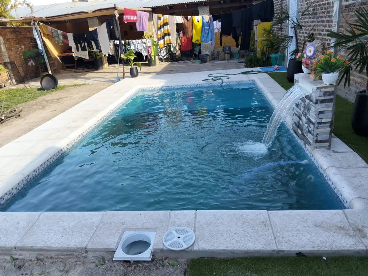 Piscina con cascada de agua funcionando