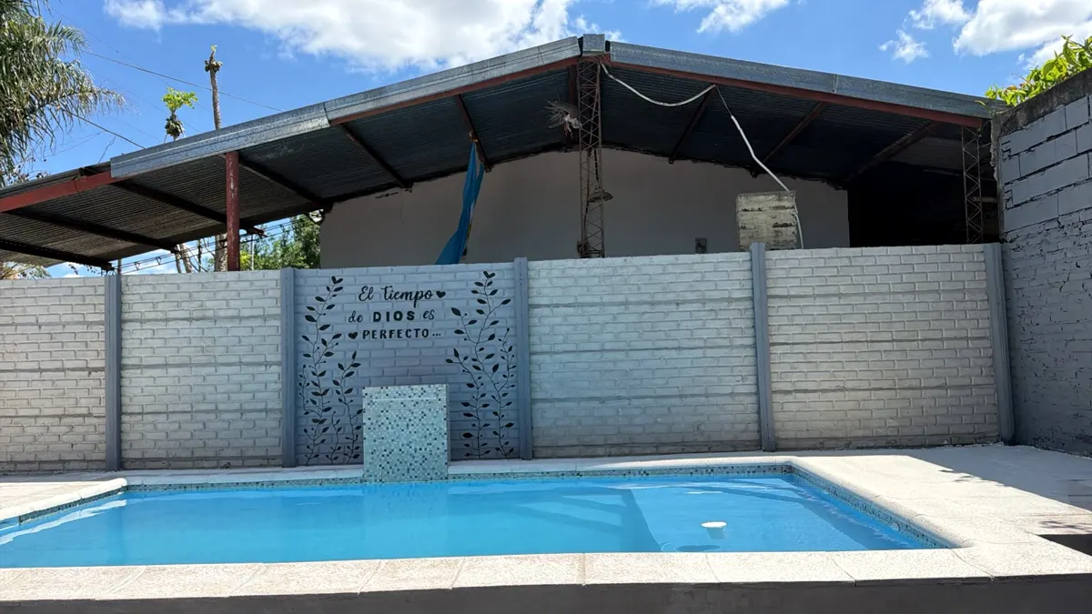Piscina con muro decorativo y cascada
