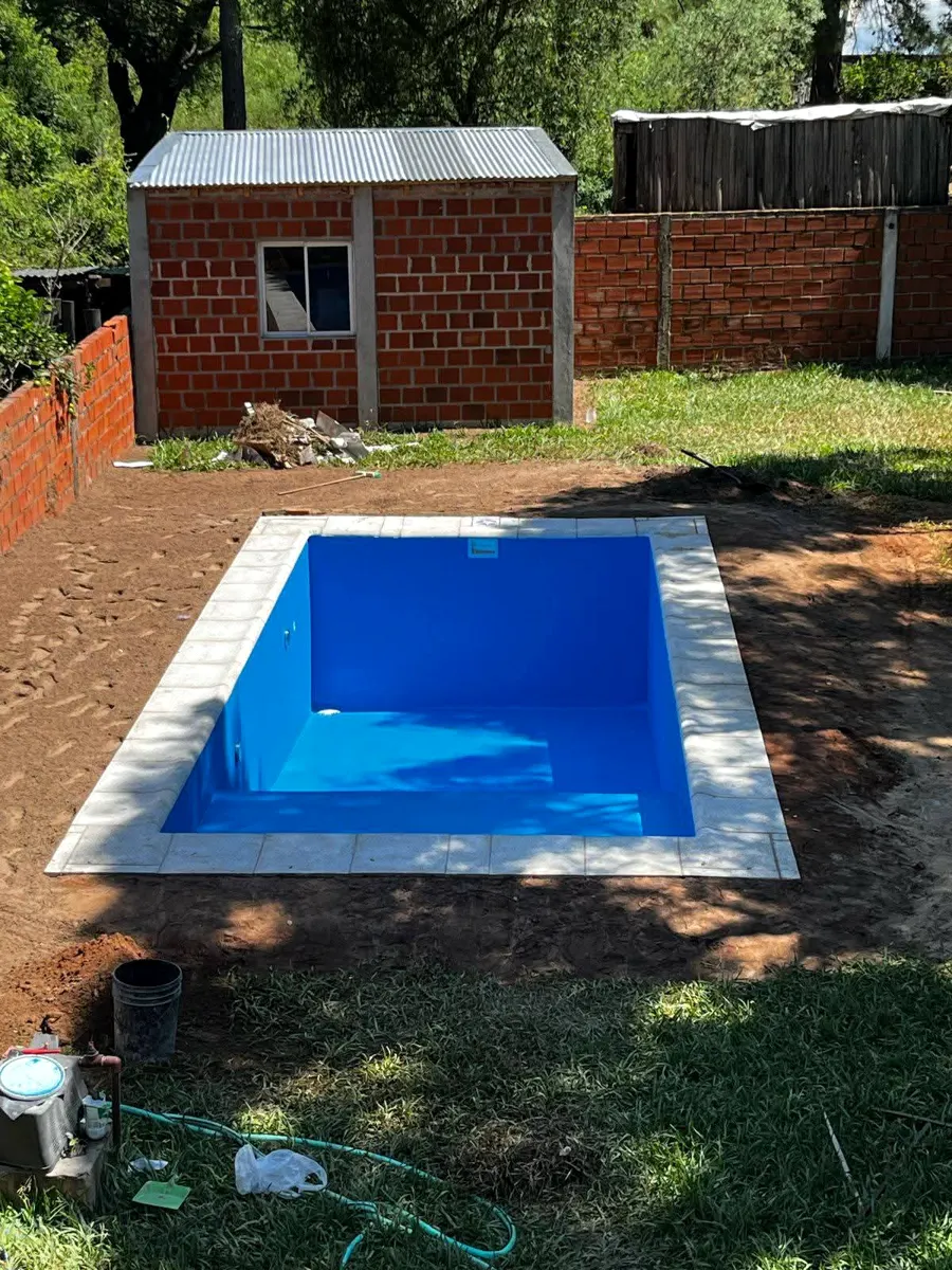 Piscina compacta terminada en un terreno