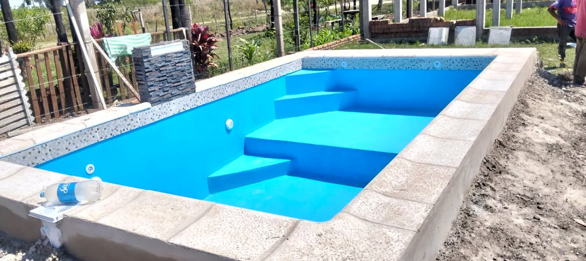 Piscina recién terminada con escalera de obra