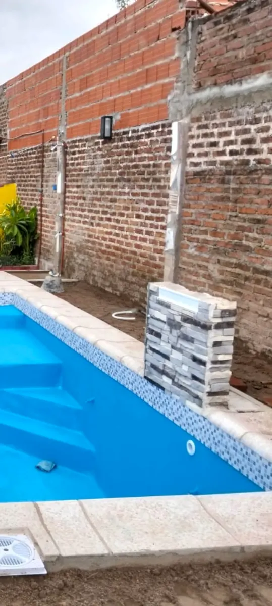 Piscina con escalones en un patio
